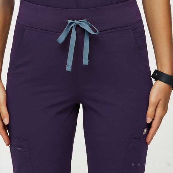Figs Casma Three-Pocket Scrub Top & Yola Skinny Scrub Pants in Purple Jam XL - Picture 4 of 8